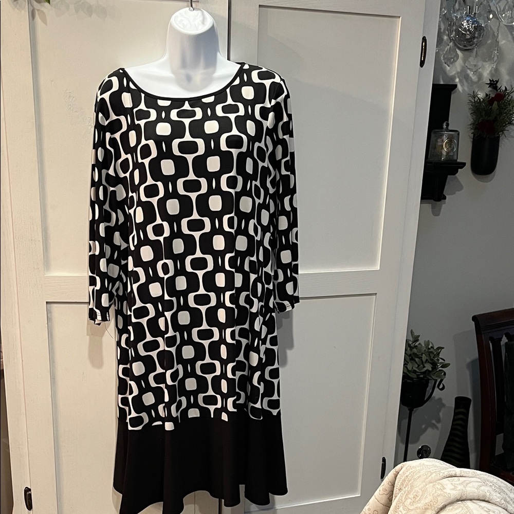 Tiana B. Black and White Patterned Long Sleeve Dress